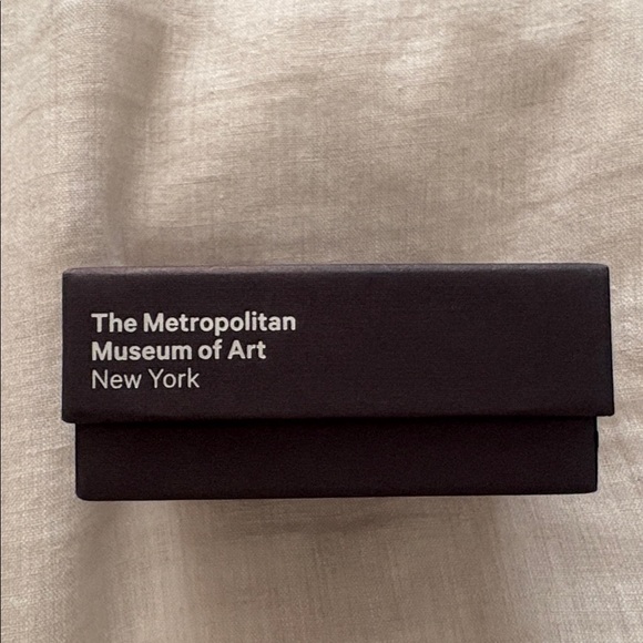 The Met (Metropolitan Museum of Art - NYC) Black Gift Box - Picture 3 of 4